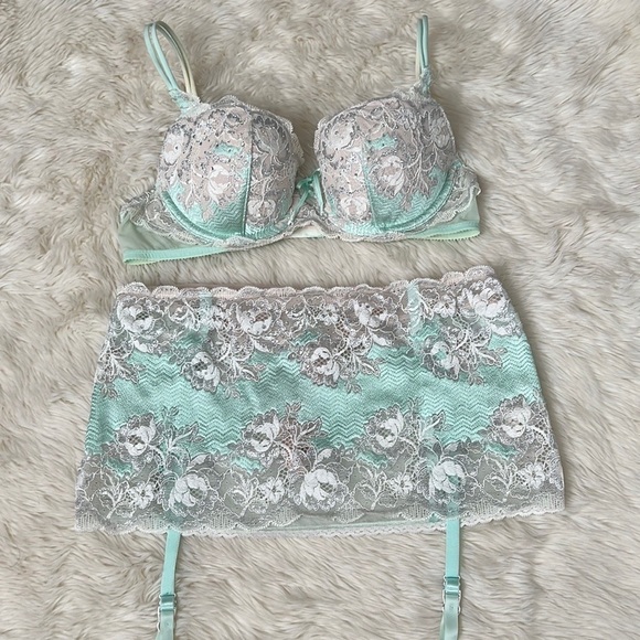 Victoria’s Secret Lingerie Set - Picture 1 of 8